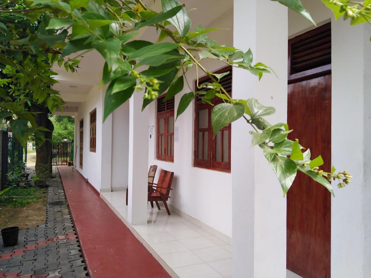 Dinesh Guest House Kataragama Luaran gambar